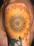 向日葵の花のタトゥー
