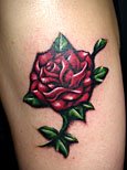 ワインレッド色の薔薇の花のタトゥー