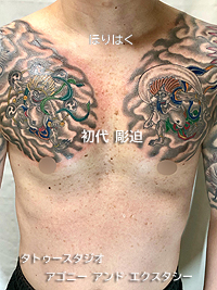 両胸に風神雷神に雲の背景の刺青画像【エゴニー アンド エクスタシー タトゥーデザインスタジオ】彫迫