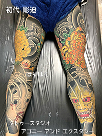 脚に額彫りの般若と女面と菊の花とアンパンマンの刺青画像【エゴニー アンド エクスタシー タトゥーデザインスタジオ】彫迫