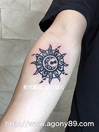右腕に太陽と月と鍵穴のトライバルタトゥーデザイン画像【エゴニー アンド エクスタシー タトゥーデザインスタジオ】彫迫