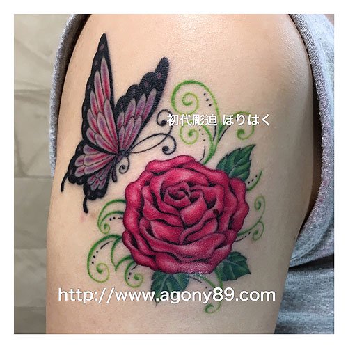 蝶々と薔薇に唐草模様のタトゥー画像