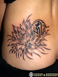 女性の腰に月下美人と梵字 水晶のタトゥー