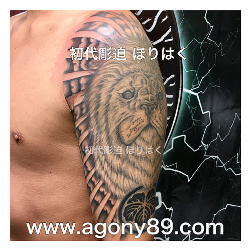 ライオンの顔と家紋に、雲から光差す背景のタトゥー1209_1
