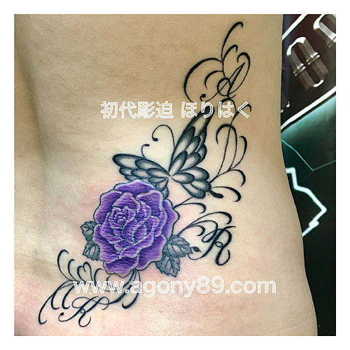 薔薇と蝶々のタトゥーデザイン