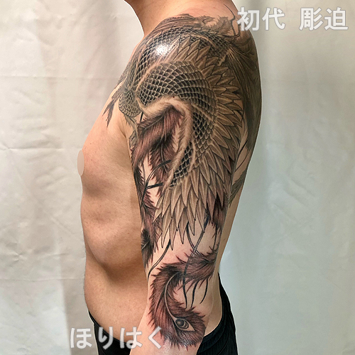 鋭い口ばし 凛とした表情 大ききな翼を広げた鳳凰の刺青1636_2