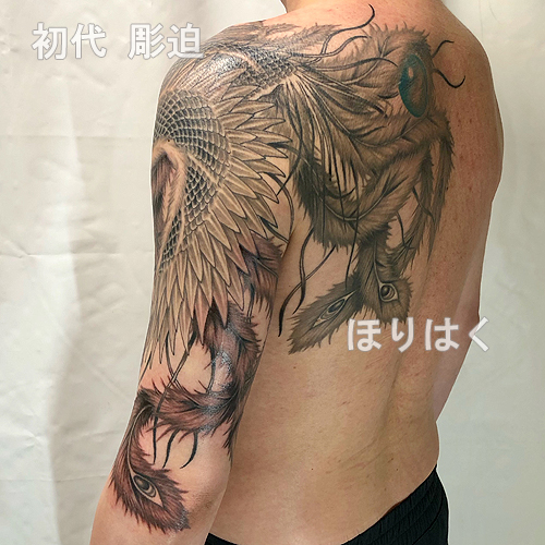 鋭い口ばし 凛とした表情 大ききな翼を広げた鳳凰の刺青1636_3