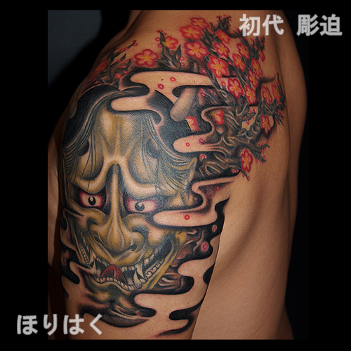 般若と梅の花の刺青
