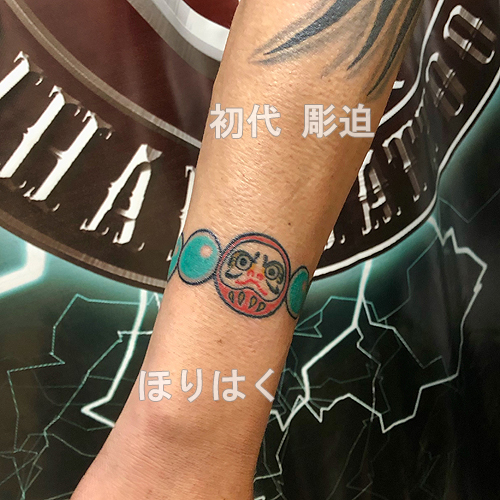 数珠に達磨の刺青