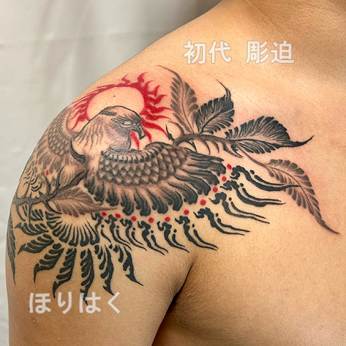 鳥と葉っぱのデザインと太陽のトライバルタトゥー