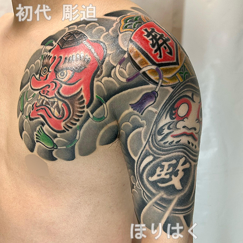 天狗と達磨と打ち出の小槌の関東五分袖額彫りの刺青
