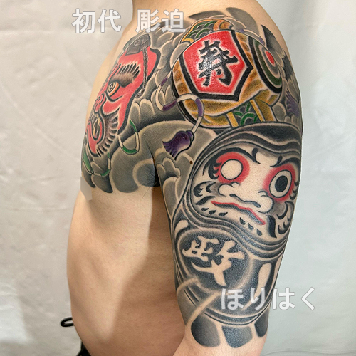 天狗と達磨と打ち出の小槌の関東五分袖額彫りの刺青_2