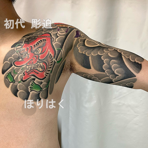 天狗と達磨と打ち出の小槌の関東五分袖額彫りの刺青_3