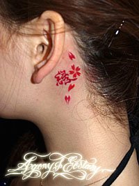 漢字に桜のタトゥー