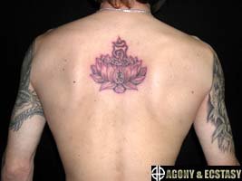 背中にピンク色の蓮と梵字の刺青520_2