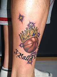 バスケットボールに王冠と英文字のタトゥー562_2