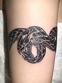 腕に巻き付いた蛇の刺青 デザイン610_3