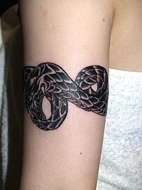 腕に巻き付いた蛇の刺青 デザイン610_4