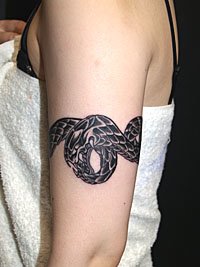 腕に巻き付いた蛇の刺青 デザイン610_6