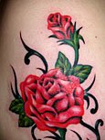 赤い薔薇の花とツボミのタトゥーデザイン画像