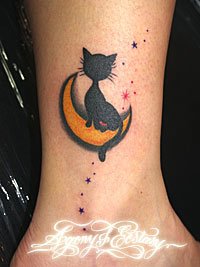 ブラックキャットムーン タトゥー画像 黒猫 三日月 お星様のタトゥーデザイン画像ガールズ タトゥー タトゥーデザイン