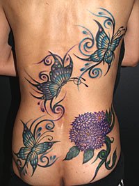 三頭の蝶々に菊の花のタトゥーデザイン画像