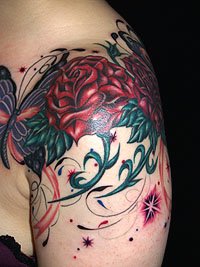 赤い薔薇に２頭の蝶々とピンクのリボンのタトゥー画像765_5