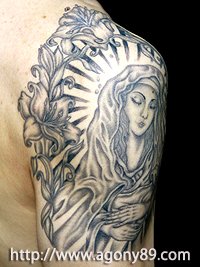 聖母マリア様に百合の花飾り・懐中時計とスクリプトタトゥー画像919_4